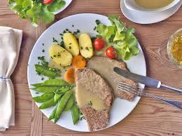 Es gibt kaum eine ausgewogenere nährstoffmischung als rindfleisch, kartoffeln und gemüse, sagt wenn das wasser kocht, das fleisch zugeben und bei mittlerer hitze so lange köcheln, bis es schön weich ist. Tafelspitz Mit Meerrettichsosse Rezept Nach Omas Art Liebenswert Magazin