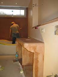 tadelakt am waschtisch in der trocknungsphase im hintergrund polierarbeiten an der wand hinter der badewanne www tadelakt profi de wanne verputzen wasche