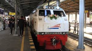 Arti logo kereta api lama. Bukan Asal Bunyi Ini Arti Penting 3 Suara Sebelum Kereta Api Diberangkatkan Tribun Solo