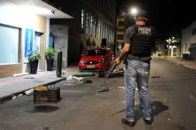 Assalto ao banco central é um filme brasileiro de ação e suspense, dirigido por marcos paulo estrelando eriberto leão, milhem cortaz, hermila guedes, lima duarte, giulia gam, gero camilo, cássio gabus mendes, milton gonçalves, tonico pereira, vinícius de oliveira e antônio abujamra, sendo distribuído pela 20th century fox do brasil. Assalto Em Criciuma Saiba O Que Aconteceu Na Cidade