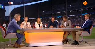 In dit voetbalprogramma neemt presentator sjoerd van ramshorst met vaste tafelgasten pierre van hooijdonk en rafael van der vaart de laatste gebeurtenissen in het voetbal door. Mike Murphy Mikemurphy3 Twitter