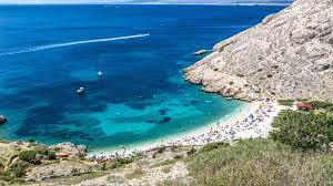 Früher kämpften die armeen von julius caesar und pompeius an seinen ufern, und jetzt kämpfen touristen und anwohner um den besten platz an den ufern seiner strände. Die Schonsten Strande Der Insel Krk Hoteli Krk