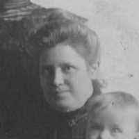 Elizabeth Peet's Instagram, Twitter & Facebook