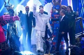 Last night (may 20), fox's singing competition the masked singer returned to television for its season three finale. Hello Astronaut Max Mutzke Ratselt Live Im The Masked Singer Finale Mit Und Presseportal