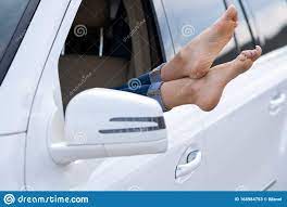 Enge Hand in Hand Mit Der Frau, Die Nackte Füße Aus Dem Fenster Des Autos  Stockbild - Bild von sorglos, auto: 168984753