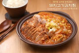 It impartsan extremely intense flavor. ë¼ì§€ê³ ê¸°ëž' ê¹€ì¹˜ëž'ì€ ì–¸ì œ ë§Œë‚˜ë„ ì°°ë–¡ê¶í•© ë¼ì§€ê³ ê¸°ê¹€ì¹˜ì°œ