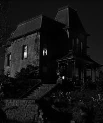 The Old Bates House On The Hill Above The Bates Motel Mother Bates Will Leave The Light On For You Alfred Hitchcock Scary Movies Hitchcock