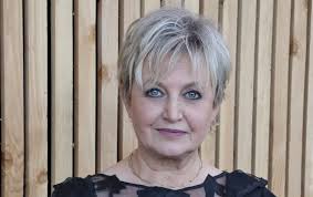 Vera Mann worstelt met haar leeftijd: 'Je wordt aangesproken alsof je er  niet meer toe doet'