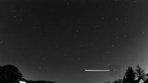 2 são assim denominadas devido ao ponto do céu de onde parecem vir, o radiante, localizado na constelação de perseus.as chuvas de meteoros ocorrem quando a terra atravessa um rastro de meteoros. Meteorite Gifs Get The Best Gif On Giphy