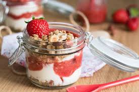 Yaourt Au Coulis De Fraises Et Granola Coulis De Fraise Alimentation Granola