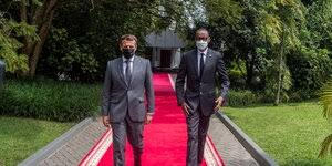 Frankreichs präsident emmanuel macron ist bei einer reise in frankreich von einem mann körperlich angegriffen worden. Ohrfeige Fur Prasident Macron Mehr Als Symbolisch Taz De