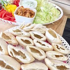 Pain Pita Sauce Blanche Poulet Epice Et Crudites Nobelmix