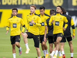 It shows all personal information about the players, including age, nationality, contract duration and current market value. Borussia Dortmund Mit Rasselbande Und Kettensage Fussball