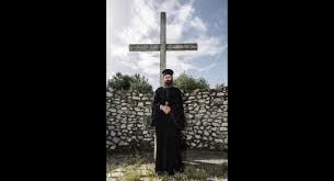 Η παράδοση θέλει την παναγία να εμφανίζεται ενώπιον του αγίου νεκταρίου στο μοναστήρι της αίγινας, και να του ζητάει να καταγράψει σε χαρτί τον ύμνο. Agnwristos O Arhs Serbetalhs Ws Agios Nektarios Sta Gyrismata Toy Man Of God Fwto Filathlos Gr To Egkyrotero A8lhtiko Blog