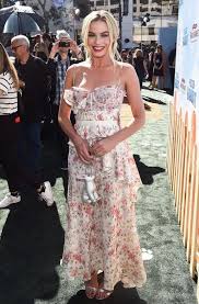 H O L L Y W O O D F A S H I O N Margot Robbie Style Margot Robbie Margot Robbie Red Carpet