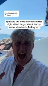 Pintando las paredes del baño tras el problema del agua