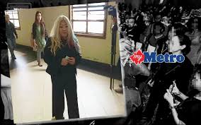 Kasim ahmad merupakan bekas pemimpin parti sosialis rakyat malaysia dan merupakan perjuang anti hadis di negara kita. Siti Kasim Tak Mengaku Halang Penguatkuasa