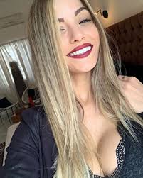 Karl cabellos rubios, cara linda, labios de chicas