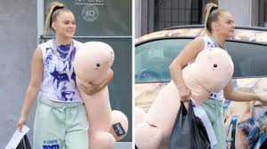 Former child star JoJo Siwa has been photographed leaving a sex shop. |  news.com.au — Australias leading news site for latest headlines