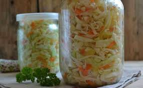 Un aspect esențial la alegerea verzelor pentru murat ţine de dimensiunea căpăţânilor, care trebuie să aibă cel mult 20 de centimetri în diametru şi nu mai. ReÈ›etÄƒ FÄƒrÄƒ Sterilizare Foarte UÈ™or De PregÄƒtit VarzÄƒ MuratÄƒ Pentru IarnÄƒ La Borcan