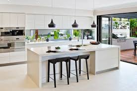 Stilvolle Kuche In Weiss Mit Glasruckwand Mit Grunen Pflanzen Haus Kuchen Moderne Kuche Kuchen Design