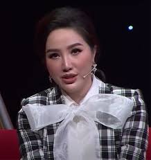 Mê áo "kín cổng cao tường” nàng cần lưu ý kẻo cổ tiêu biến, mặt tròn đầy  như sao Việt