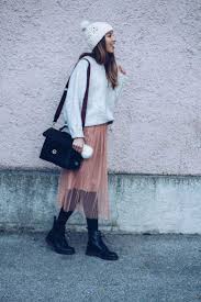 Bradshaw Carrie Mit Moment Outfit Plissee Rock Outfit Carrie Bradshaw Moment Mit Plissee Rock Pin In 2019 Rock Outfit Faltenrock Outfit Und Rock Kleidung