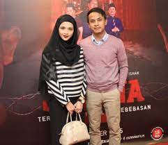 Entah kenapa, kuasa cintamu lebih hebat dari aku sering menadah telapak tangan, dan memohon pada tuhan, agar kau, bukan sahaja kau menjadi isteriku, tetapi menjadi isteri yang disayangi allah ta'ala. Zahiril Adzim Kekok Dengan Isteri Hiburan Mstar