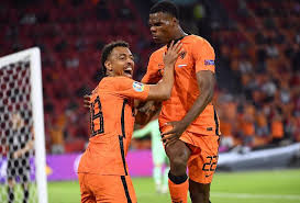 Depay yang menjadi algojo dengan tenang sukses memperdaya kiper daniel bachmman. Ewptqbibvyco5m