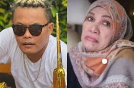 · telah berkecimpung dalam profesinya sebagai komedian, pembawa acara, aktris dan . Still Had Time To Be Funny Even Though His Body Was No Longer Fit This Is The Condition Of Dorce Gamalama Who Is Now Emaciated And Uses A Wheelchair To Make Comedian