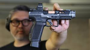 Prosecutor in NRA shirt case pulls gun