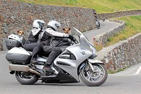 Sie dürfen sich während der fahrt im gesamten fahrzeug aufhalten, können im stau kurz einen kaffee trinken oder anhalten und die eigene toilette benutzen. Mit Hunden Motorradfahren Erfahrungsbericht Aus Kradblatt 12 17