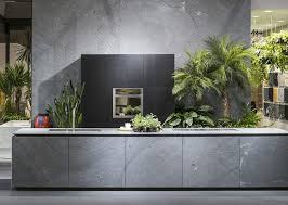 Pour un effet rustique, moderne ou design, découvrez nos plans de travail blancs, gris, en chêne massif, marbre ou granit noir… et trouvez votre style de cuisine. Plan De Travail Granit Pour Votre Cuisine Et Salle De Bain