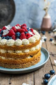 Ich liebe milchreis und wenn die temperaturen steigen auch gerne eisgekühlt als kuchen. Liebeserklarung An Die Beerensaison Beerentorte Mit Knusperboden Mitliebezurtorte