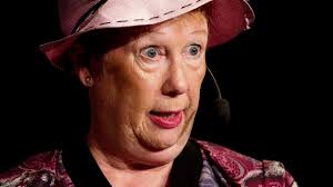 Holmlund får en känga i nyårsrevyn