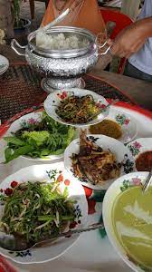 Wajahnya ceria menghulurkan bekas berisi kebebe yang masih. D Impiana Riverview Chalet Kg Sumpitan Lenggong Perak Nak Makan Dimana