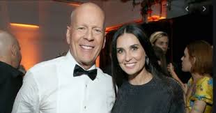 Set in a futuristic world where humans live in isolation and interact through surrogate robots, a cop is forced to leave his home for the first time in years in order to investigate the murders of others' surrogates. Karantina Bareng Mantan Istri Ini Alasan Bruce Willis Okezone Celebrity