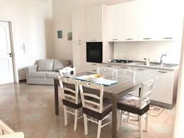 .porto cesareo zona il poggio, si affitta villetta indipendente con giardino, composta da ingresso, sala da pranzo con cottura, camere da letto matrimoniale e bagno con box doccia, climatizzato tv e lavatrice, si affitta per brevi periodi, tariffe. Case Vacanze Porto Cesareo Appartamenti 2021