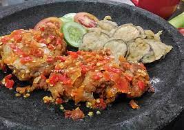 Untuk membuat sambal korek, haluskan bawang putih, cabai rawit, dan garam di cobek. Resep Ayam Geprek Sambal Bawang Masakan Mama Mudah