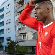 Februar 1997 in yaoundé, kamerun) ist ein geburtstag, wurde embolo eingebürgert und erhielt den schweizer pass. Nati Star Breel Embolo Stellt Mieter Vor Die Ture Blick