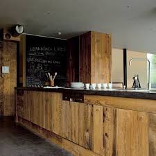 Cuisine de style campagne chic en bois et blanc. Cuisines Le Long D Un Comptoir Facade Cuisine Cuisine Bois Cuisine Moderne