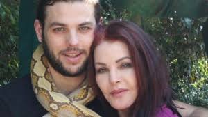 Así es Navarone Garcia, el otro hijo de Priscilla Presley