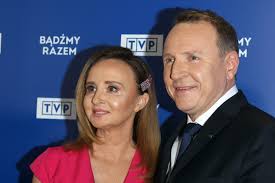 Kobieta jest drugą żoną jacka kurskiego, a także dziennikarką, która ma imponujące osiągnięcia w świecie mediów. Fakt Jacek Kurski Po Raz Kolejny Zostanie Ojcem