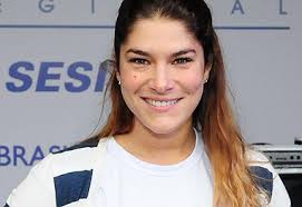 Deborah Evelyn leva três horas para virar estátua viva em novela