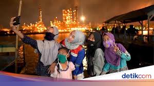 Suasana kilang minyak pertamina refenery unit iv cilacap, rabu (7/2). Gemerlap Kilang Pertamina Di Cilacap Jadi Daya Tarik Wisata
