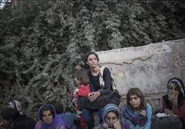 « les policiers ont saisi des téléphones portables et découvert des centaines de photographies de filles de. Des Femmes Esclaves Vendues Par Daech Pour 35 Euros Elle