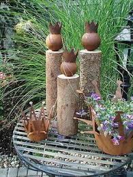 Tolle Gartendeko Konig Auf Baumstamm Holz Eisen Rost 2 Grossen Eisendeko In Garten Terrasse Dekoration Ga In 2020 Garden Deco Garden Whimsy Diy Garden Projects