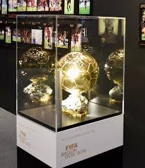 Sextuple ballon d'or france football, lionel messi débarque dans la ballon d'or dream team au dans l'histoire du ballon d'or france football avec ses cinq trophées, cristiano ronaldo ne pouvait. File Fifa Ballon D Or Awards Fifa Museum Zurich 07 Cropped Jpg Wikimedia Commons