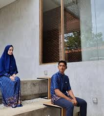 Ayu menanyakan cara aktor 29 tahun itu menghadapi istrinya jika sedang marah. Arya Saloka Foto Bareng Istri Netizen Bojomu Penyemangatku Okezone Lifestyle
