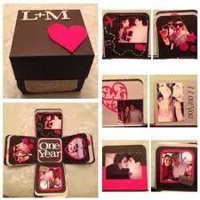 El primer aniversario es uno para conmemorar y hacer una ocasión especial. Caja De Sorpresas Para El Aniversario Boyfriend Gifts Anniversary Gifts Birthday Diy